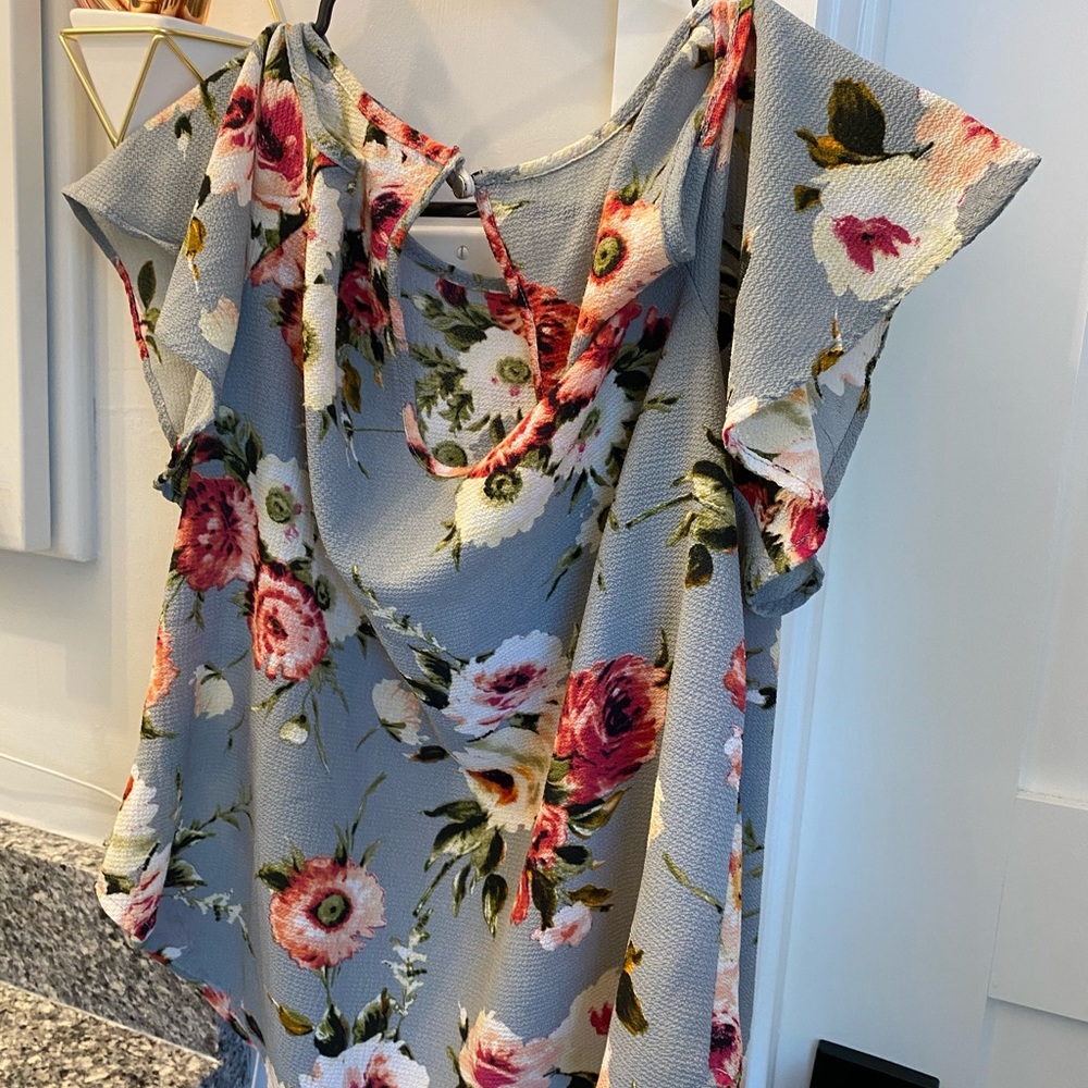 Floral top! - Picture 3 of 4